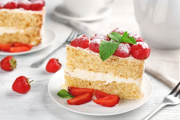 Cake versierd met aardbeien — Stockfoto