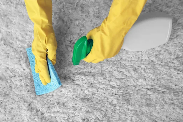 Alfombra de limpieza mujer en la habitación —  Fotos de Stock