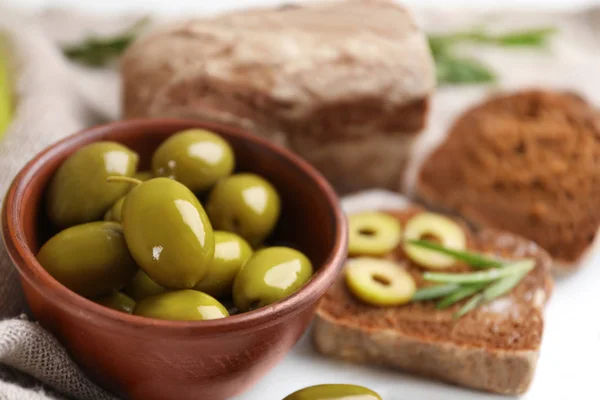 Cuenco con aceitunas saludables — Foto de Stock