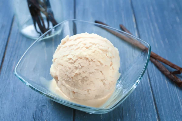 Delicious vanilla ice cream — Stock Photo, Image