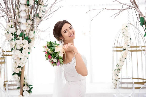 結婚式の日は、屋内での美しい花嫁 — ストック写真