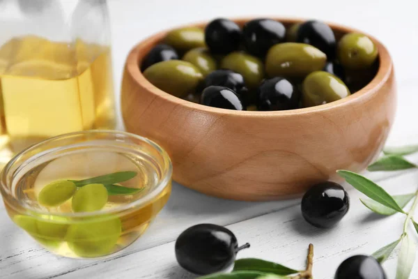 Ciotole con olive e olio — Foto Stock