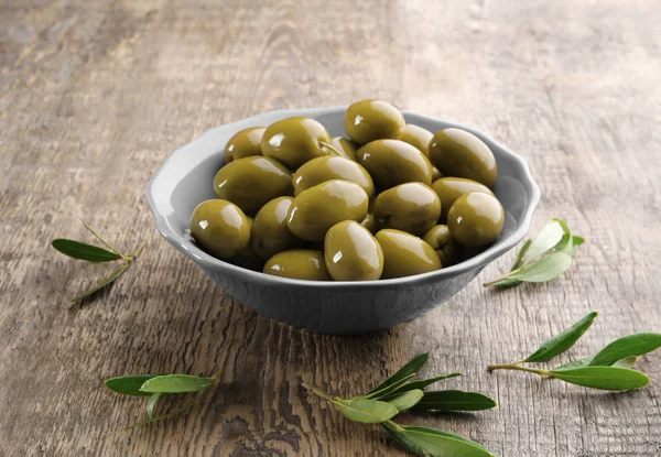 Ahşap masa üzerinde zeytinli kase