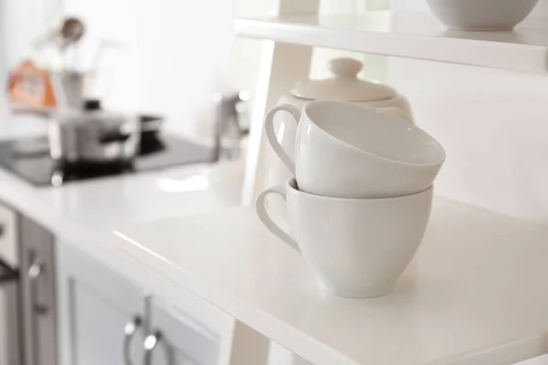 현대 부엌에서 선반에 컵 — 스톡 사진
