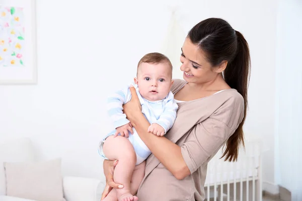 Madre sosteniendo lindo bebé después de bañarse en casa — Foto de Stock