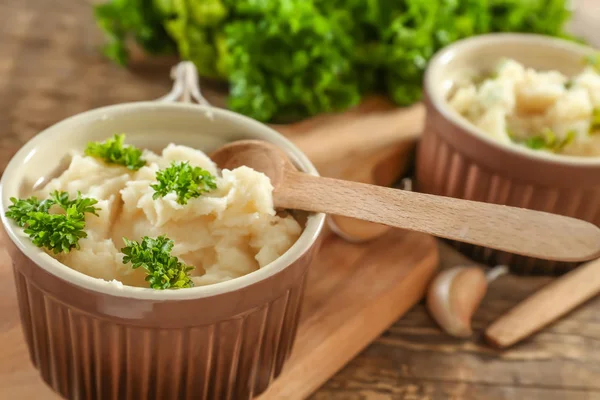 Kartoffelbrei in Schüssel auf Holztisch — Stockfoto