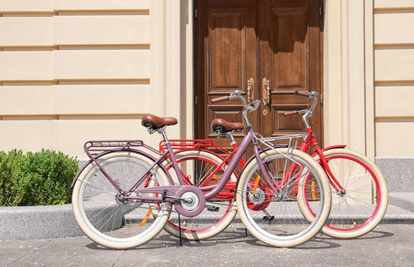 街の通りの家の入口に近いスタイリッシュな新しい自転車 — ストック写真