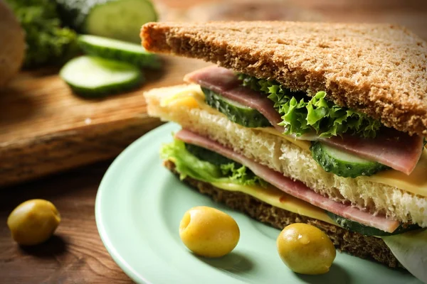 プレートに新鮮なキュウリのおいしいサンドイッチ — ストック写真