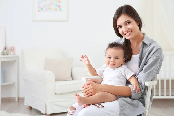 Mãe e bebê bonito sentado na cadeira — Fotografia de Stock