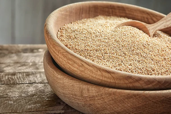 Quinoa branca na tigela — Fotografia de Stock