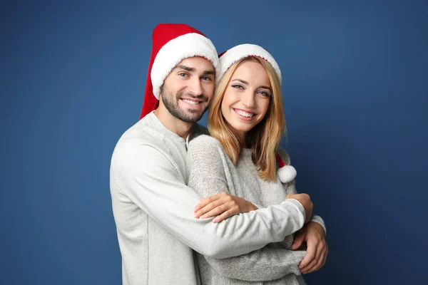 Jovem casal em chapéus de Santa — Fotografia de Stock