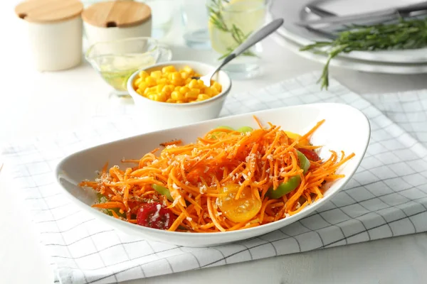 Ensalada de zanahoria en la mesa — Foto de Stock