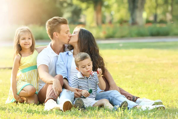 Famille heureuse dans le parc — Photo