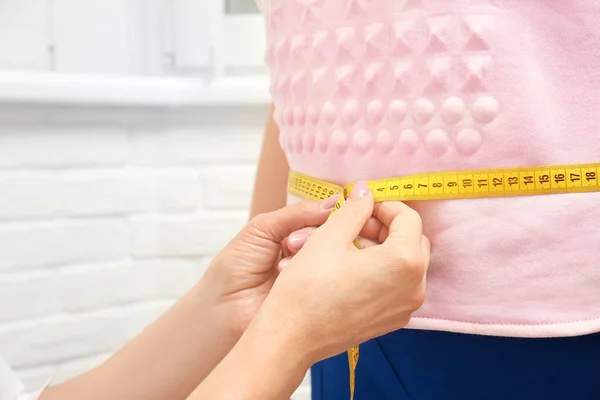 女医生测量超重妇女腰部 — 图库照片