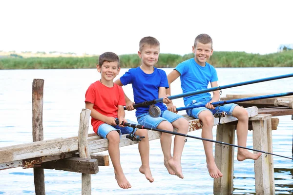 Söta barn fiske sommar dag — Stockfoto