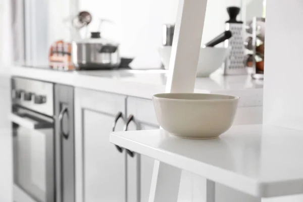 Tigela na prateleira na cozinha moderna — Fotografia de Stock
