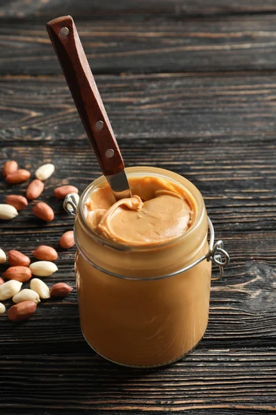 Tarro de vidrio con mantequilla de cacahuete cremosa — Foto de Stock