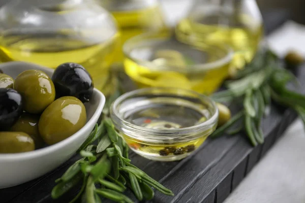 Komposition mit gesunden Oliven und Öl — Stockfoto