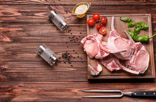 Ham kaburga, sebze ve baharat kompozisyonu