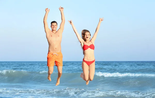 Feliz pareja joven —  Fotos de Stock