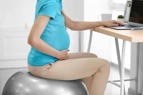 Gravid kvinna som arbetar — Stockfoto