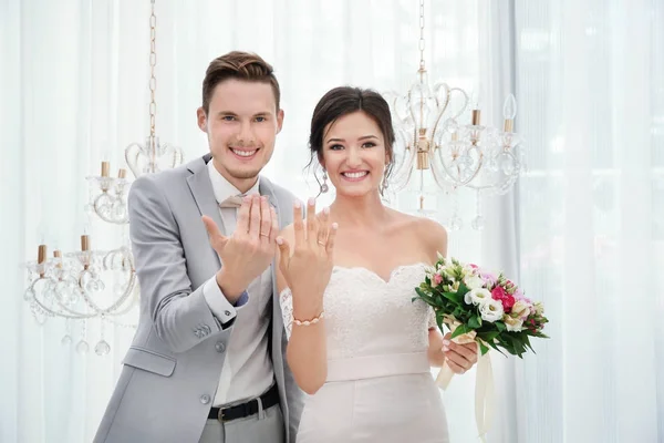 Casal bonito feliz no dia do casamento, dentro de casa — Fotografia de Stock