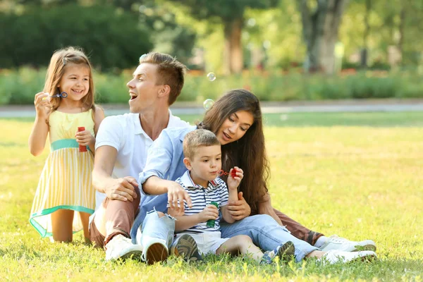 Família feliz no parque — Fotografia de Stock