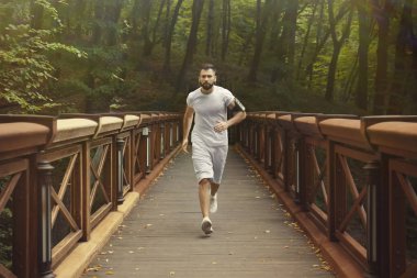 Bridge Park üzerinde koşan sportif adam