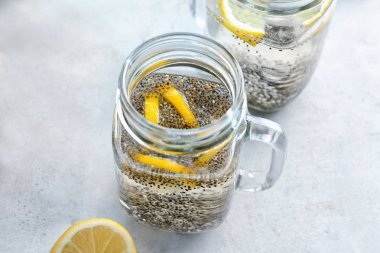 Mason kavanoza chia tohumu, limon ve su 