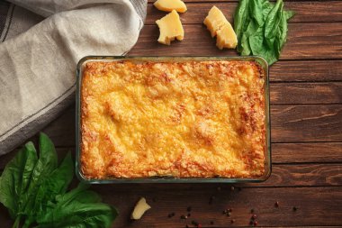 Lezzetli ıspanaklı lazanya ile kompozisyon 