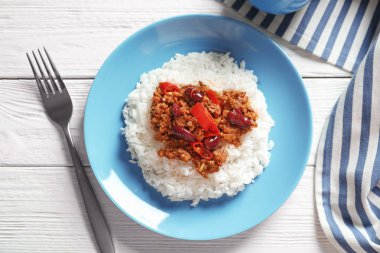 Pirinçli chili con carne.  