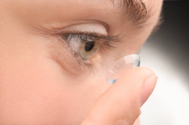 Genç kadın Kontakt lens koyarak