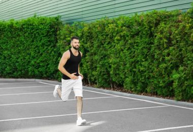 Yakışıklı adam çalıştıran  