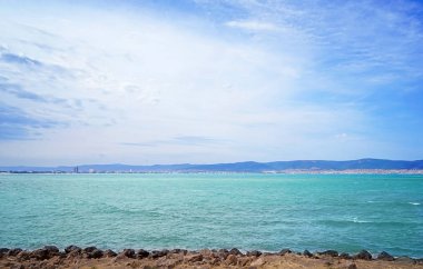 Puslu shore ile kayalık Beach güzel deniz manzarası