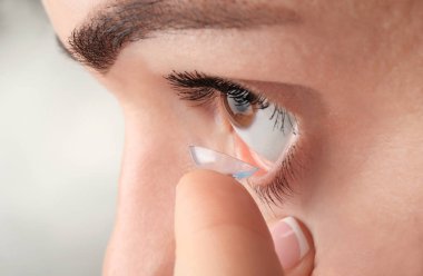 Genç kadın Kontakt lens koyarak