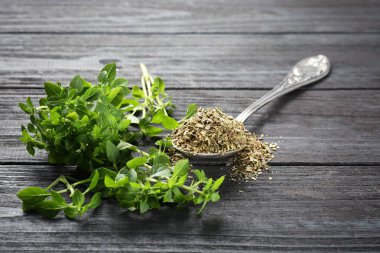 Kaşığı kurutulmuş kekik ile