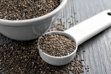 Kepçe ve tablo ıslak zeminde Chia tohum