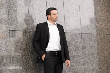 Zarif siyah elbiseli yakışıklı adam  