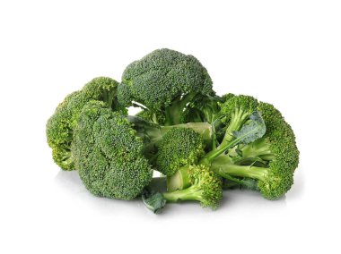 beyaz üzerine taze brokoli 