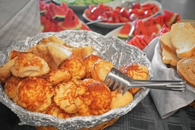 Lezzetli peynir ekmeği ile kase 