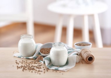 Kenevir süt ile kompozisyon 