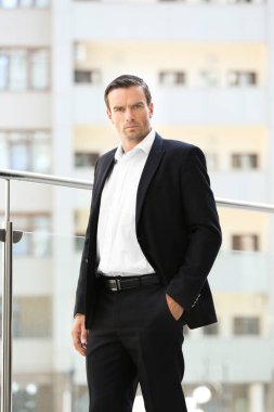 Zarif siyah elbiseli yakışıklı adam  