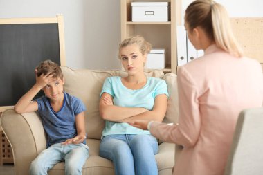 Aile Office ile çalışan genç çocuk psikologu