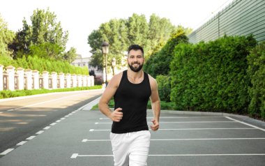 Yakışıklı adam çalıştıran  