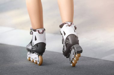 Genç kadın paten bacakları 