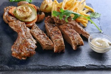 Lezzetli ızgara biftek frites