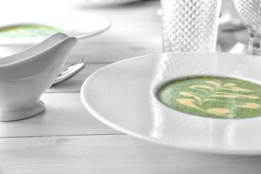 Lezzetli Brokoli peynir çorbası ile plaka 