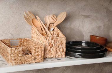Mutfak eşyaları sepetleri ve plakaları