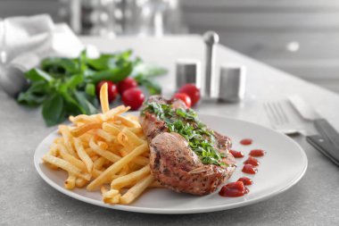 Lezzetli ızgara biftek frites