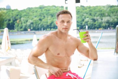 Çekici bir adam bar counter açık havada oturma